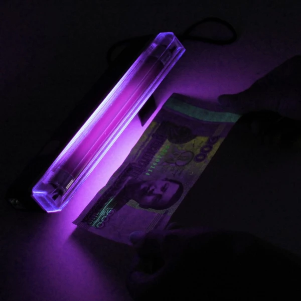 Lampe noire portable 4 W