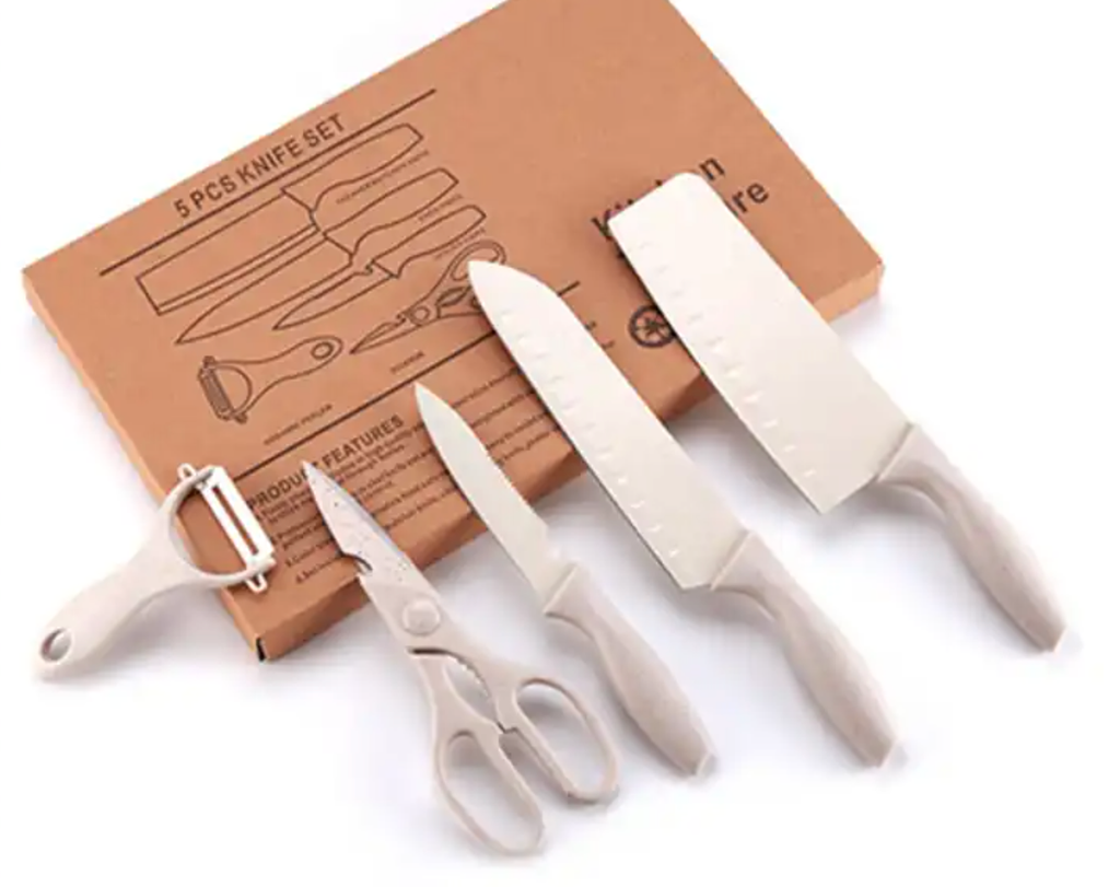 Set de 3 couteaux de cuisine, d'une paire de ciseaux et d'un éplucheur. Manches en paille de blé écologique et lames en acier inoxydable.