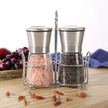 Set of pepper and salt mills with stainless steel support.