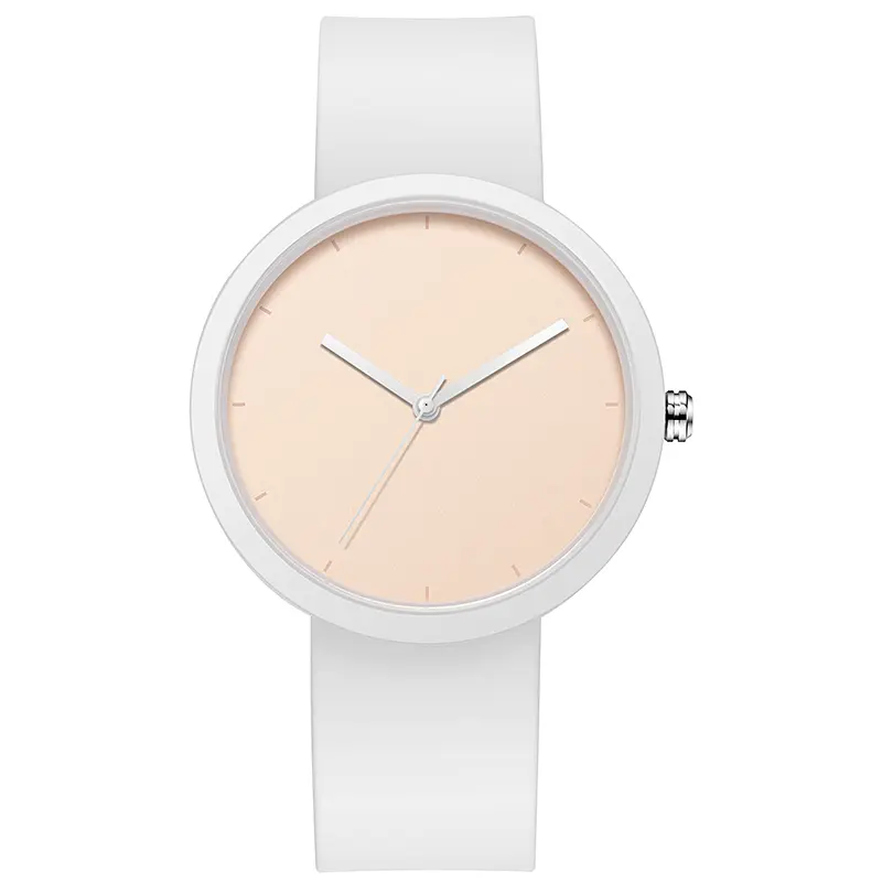 Montre femme minimaliste, fond cadran nude, bracelet en silicone blanc.