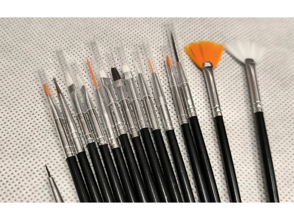 Ensemble de 15 pinceaux de précision assortis